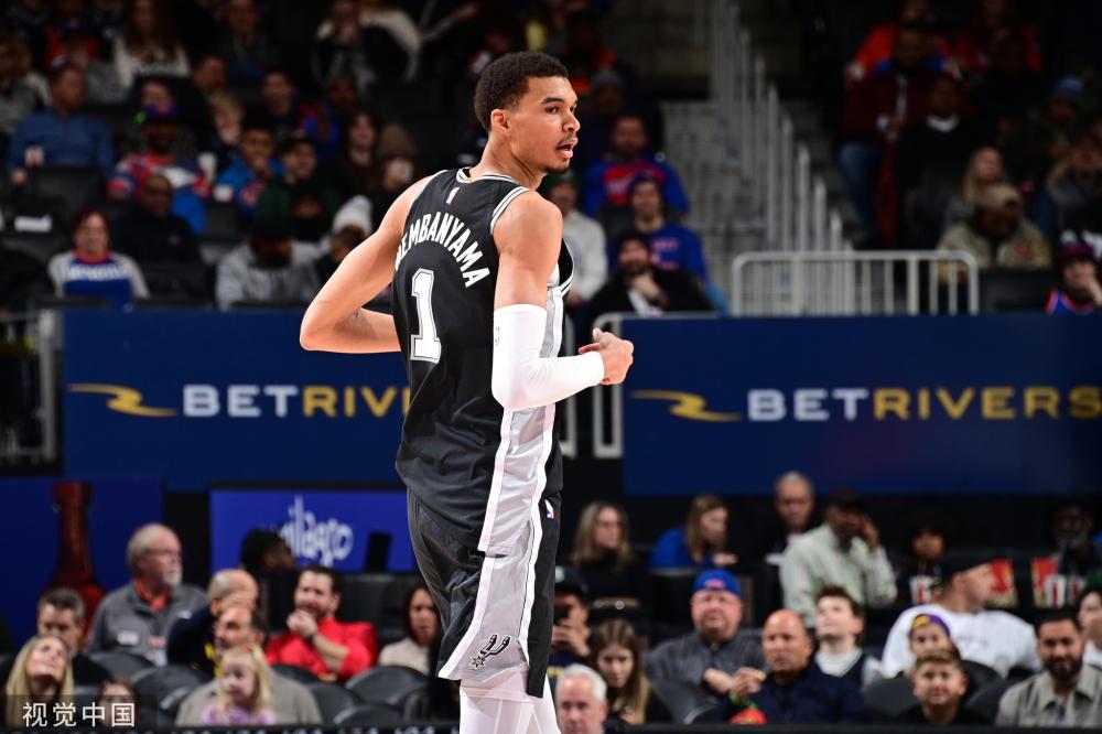 在他和其他 在他和其他